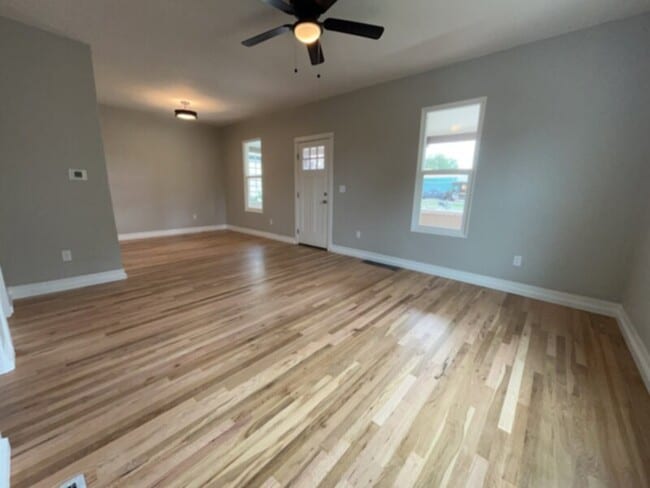 Building Photo - This downtown charmer is located near newe...