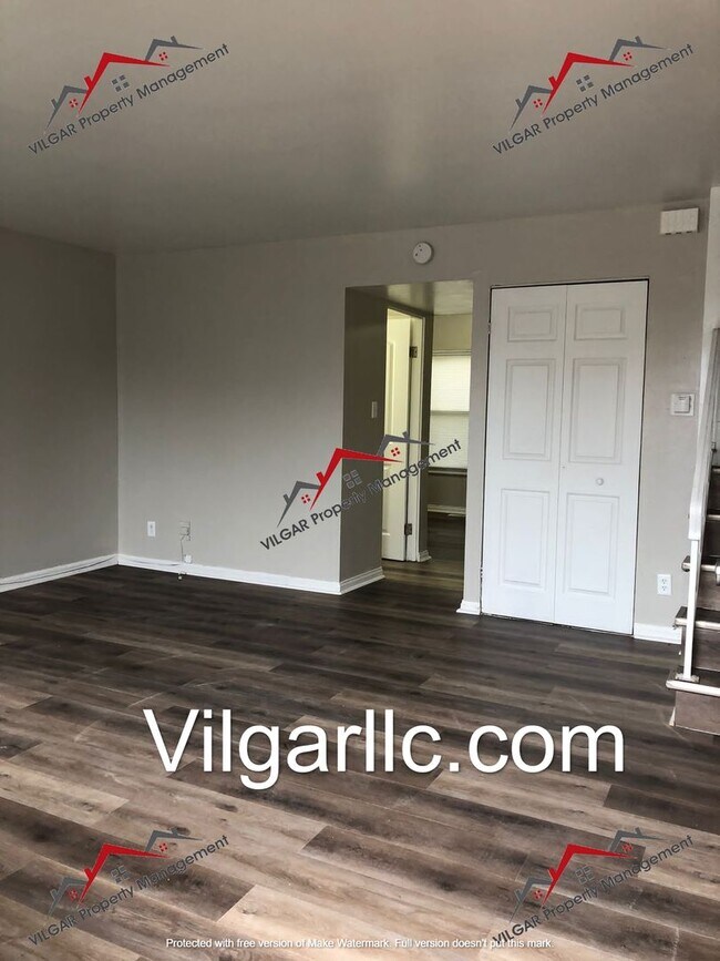 Foto del edificio - 3 bedroom 1.5 bath townhome in East Chicag...