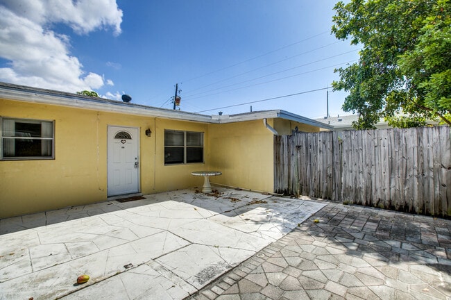 Back unit of duplex - 604 NE 12th Ave