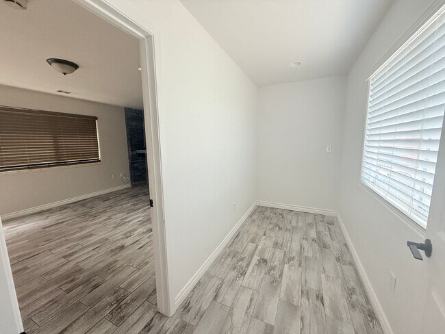 Foto del edificio - 1-Bedroom Unit with Parking & Appliances –...