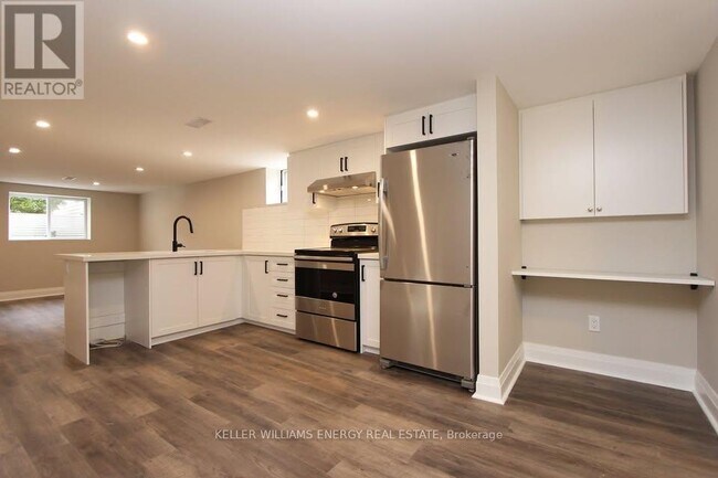 Building Photo - 305 Palmerston Ave