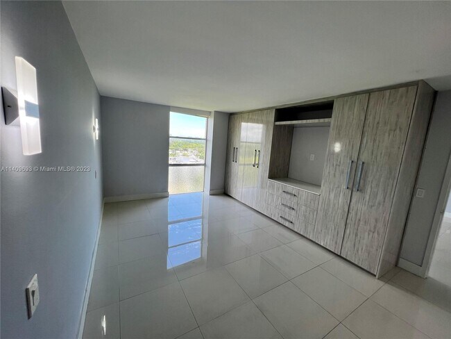 Foto del edificio - 2350 NE 135th St