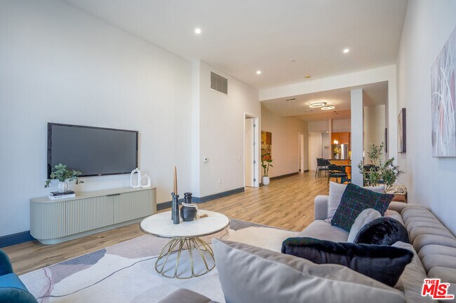 Foto del edificio - 3223 W 6th St