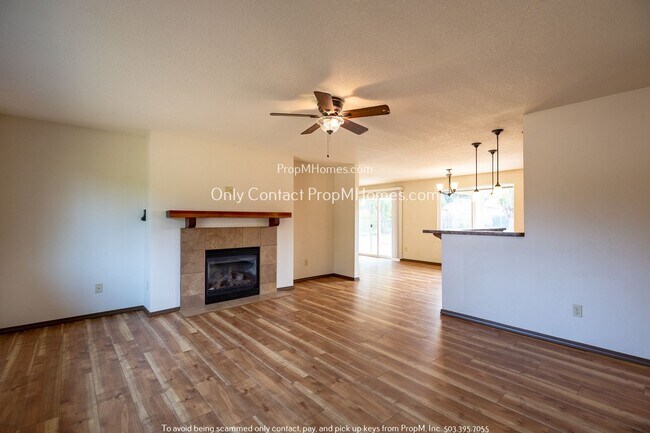 Building Photo - Spacious Home with Double Car Garage and E...