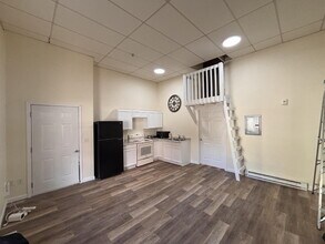 Building Photo - 756 Middle St