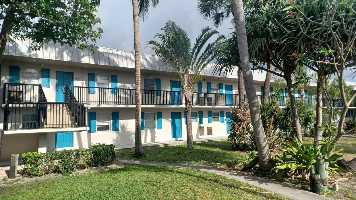 Primary Photo - 531 W Kalmia Dr
