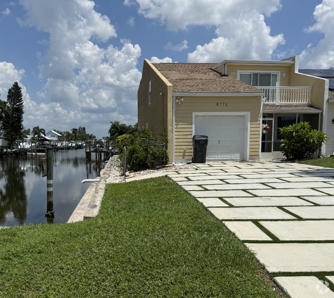 Building Photo - 8771 Bay Pointe Dr