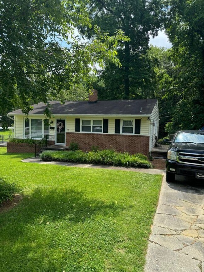 Foto del edificio - 405 Crestwood Dr