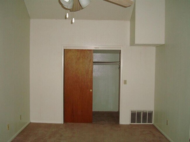 Building Photo - 4BR/2.5BA Townhome w/ Private Yard Near Downtown Tucson