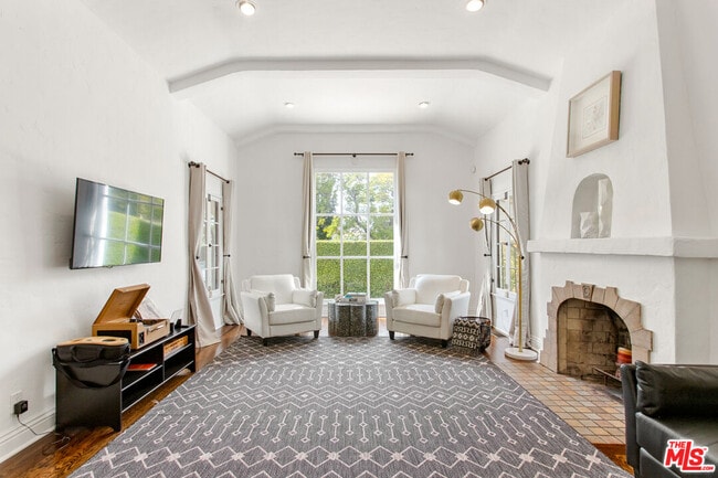 Building Photo - 460-460 N Alfred St