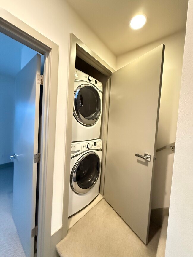 Lavadero - 4143 California Ave SW