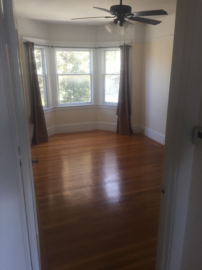 One bedroom. - 54 Coleridge