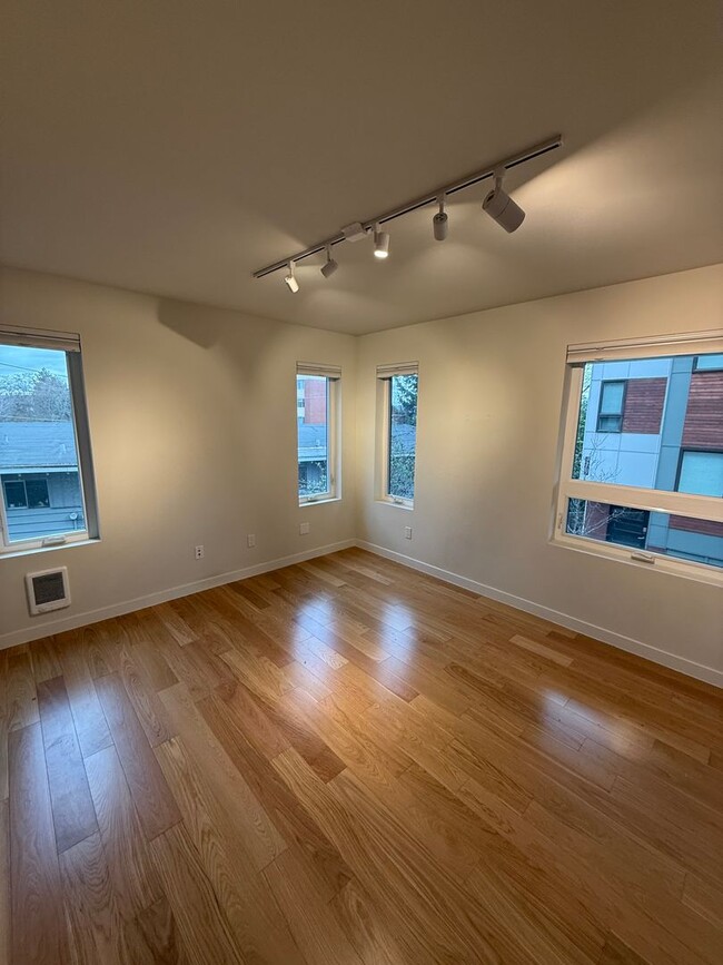 Building Photo - Modern 2-Bedroom Townhome in the Heart of ...