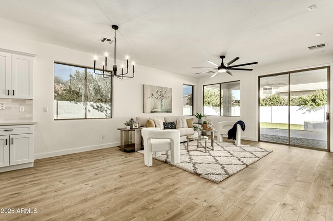 Foto del edificio - 1236 E Nightingale Ln