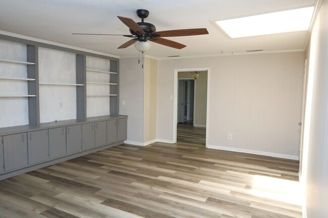 Building Photo - 111 Fairway Dr