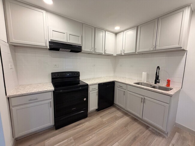 Building Photo - 3 Pershing Dr