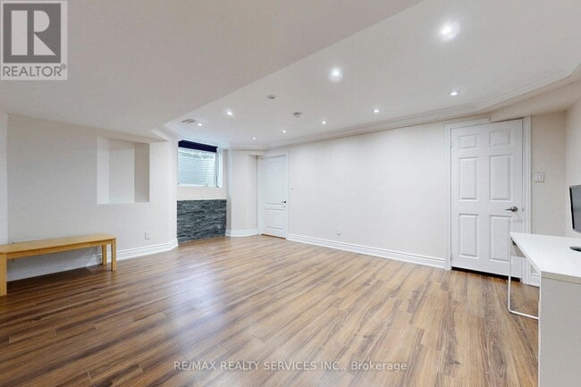 Building Photo - 28 Lavallee Cres