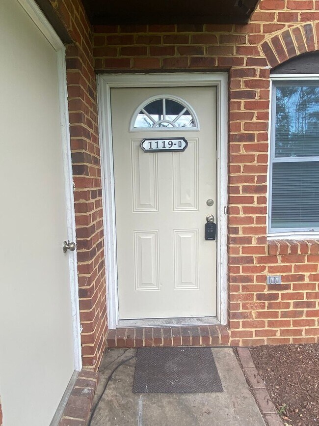 Building Photo - Spacious 4 bedroom, 2 bath Townhome