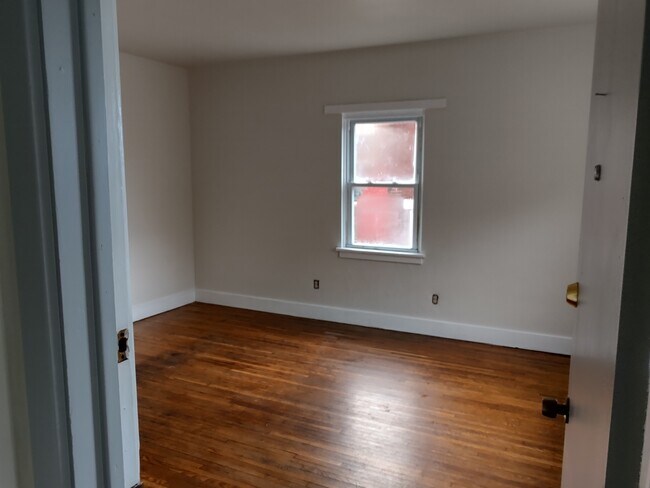 Living room - 18 Pine St
