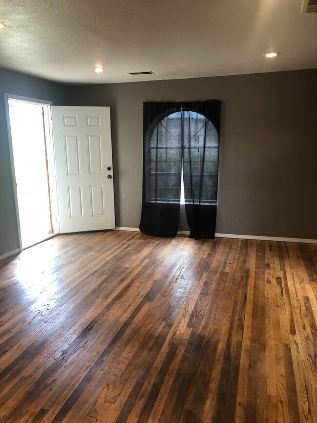 Building Photo - Socorro NM large 1 Bedroom house