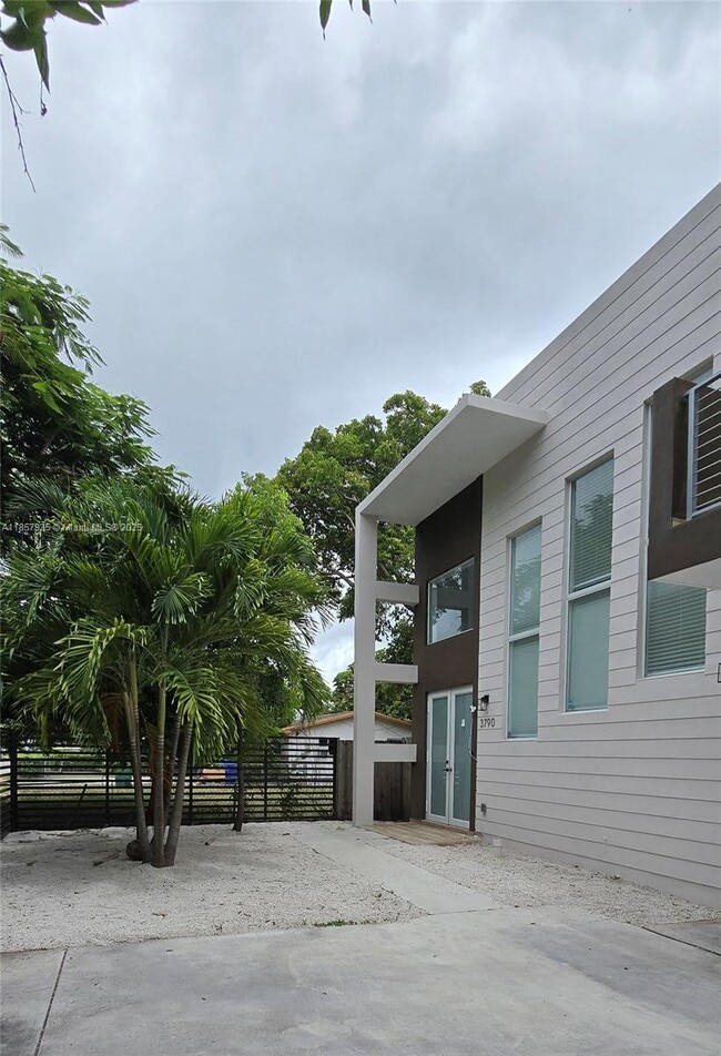 Building Photo - 3790 Oak Ave