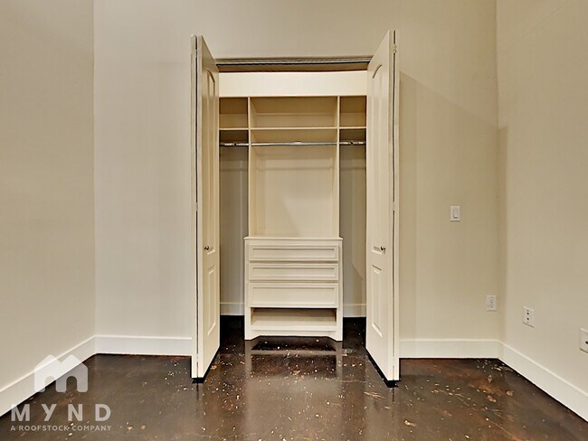 Foto del edificio - 5801 Winsome Ln Apt 205