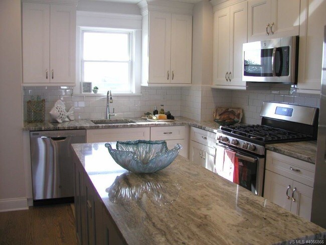 Building Photo - 1300 Beach Ave