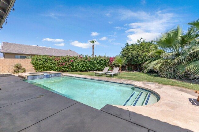 Foto del edificio - 47383 Bahama Ct
