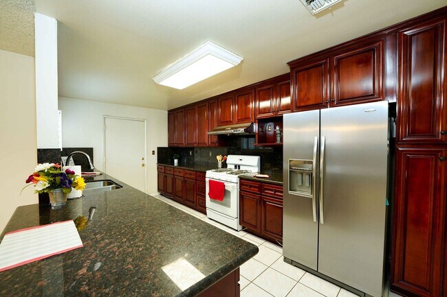 Building Photo - SPACIOUS 4 BEDROOMS & 2 BATHROOMS