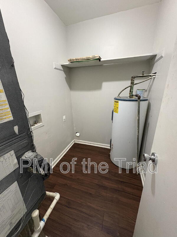 Building Photo - 1600 Oak Croft St