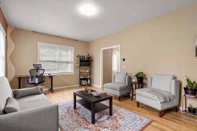 Building Photo - 5 Equestrian Ln