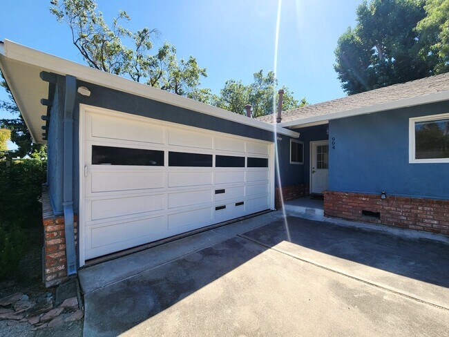 Building Photo - Amazing Single Family Home located in Midt...