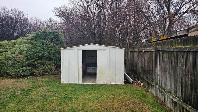 Building Photo - Make This West Boise Home Your Holiday Haven — 3 Beds, 2 Baths!