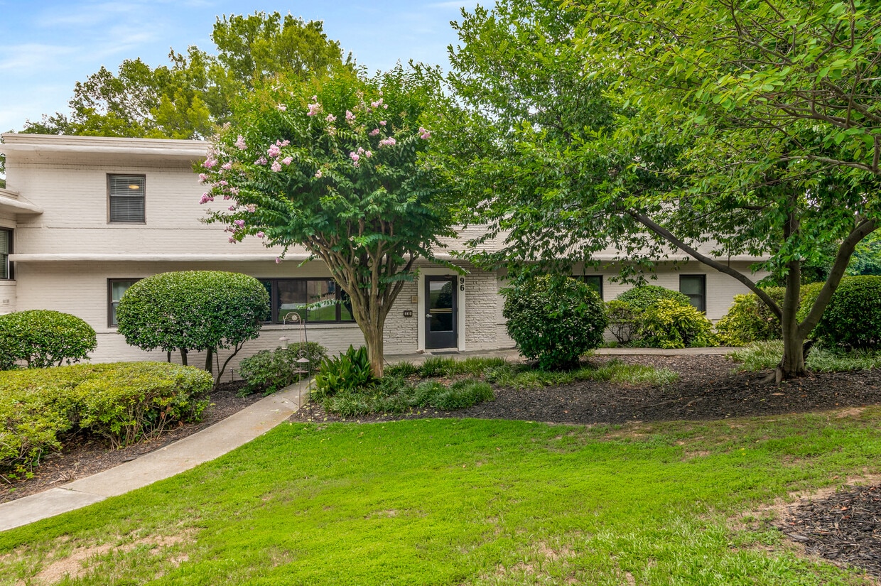Beautiful, mid-century building in the heart of the city! - 96 Ardmore Pl NW