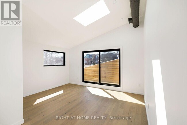 Photo du bâtiment - 86 Lansdowne Ave
