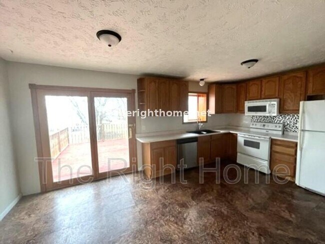 Building Photo - 23607 Walnut Cir