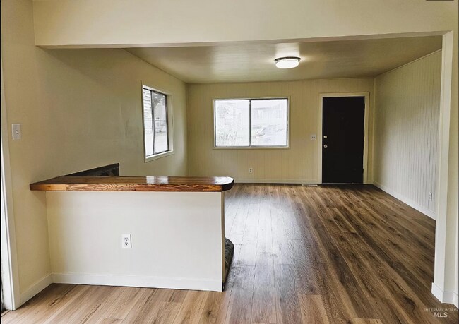 Building Photo - Updated home in the Lewiston Orchards