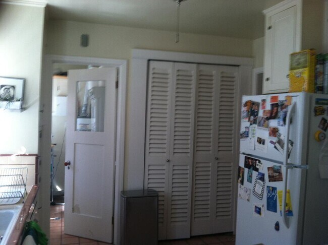 kitchen - 631 N Gardner St