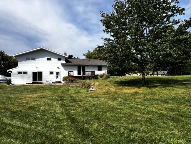 Foto del edificio - Spacious Home with Remodeled Open-Concept Kitchen, Water Utilities Included. VERONA Schools