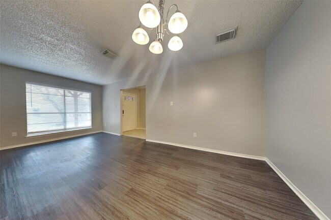 Foto del edificio - 13906 Rosetta Dr