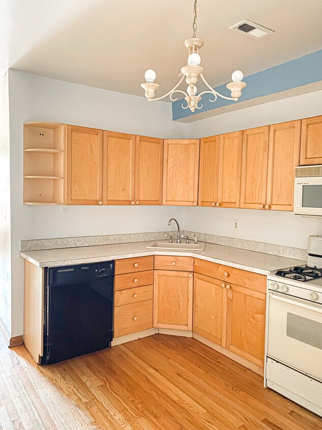 Primary Photo - 2255 W Fullerton Ave