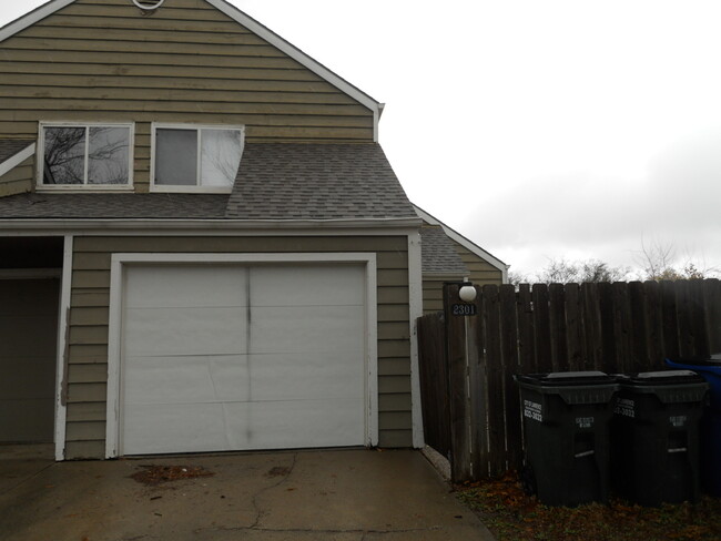 Foto del edificio - 2301 Hawthorn Dr