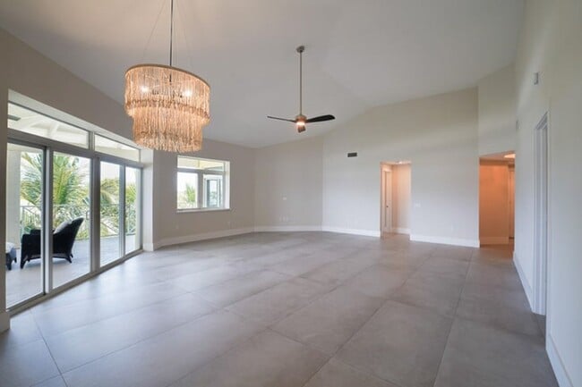 Building Photo - 309 E Ocean Ave