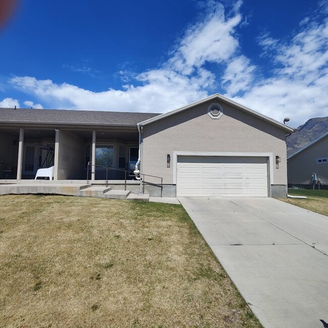 Building Photo - 5 Bed/3 Bath Townhome for Rent in Cedar Hi...