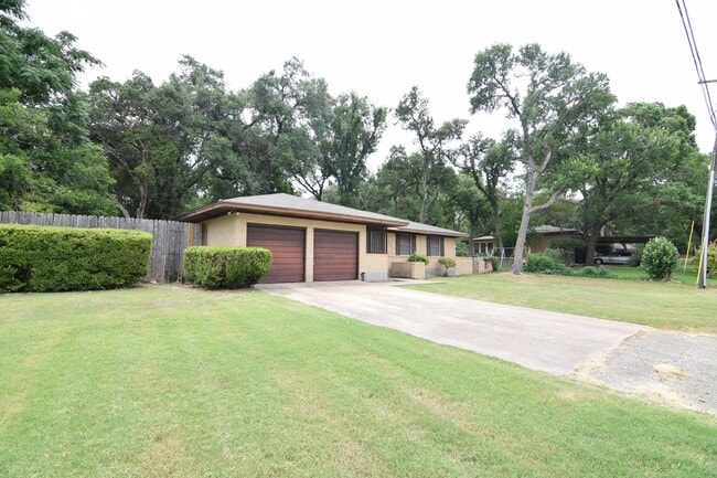 Building Photo - 3301 Hickory Rd