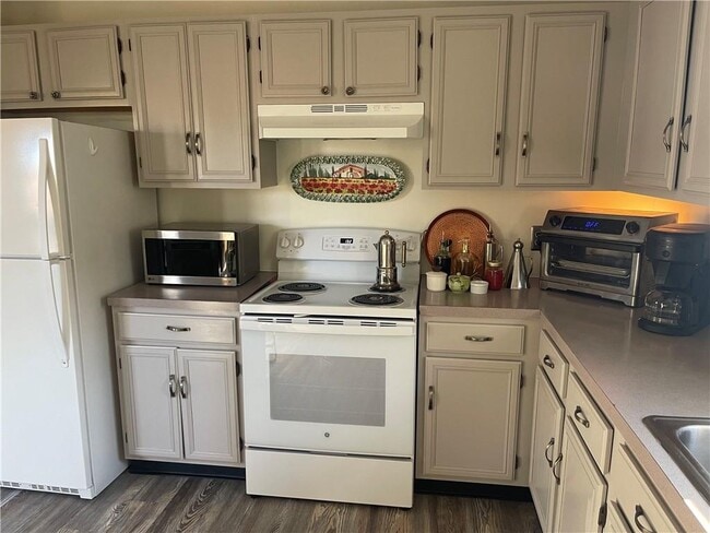 Foto del edificio - 34 Cedar Swamp Rd