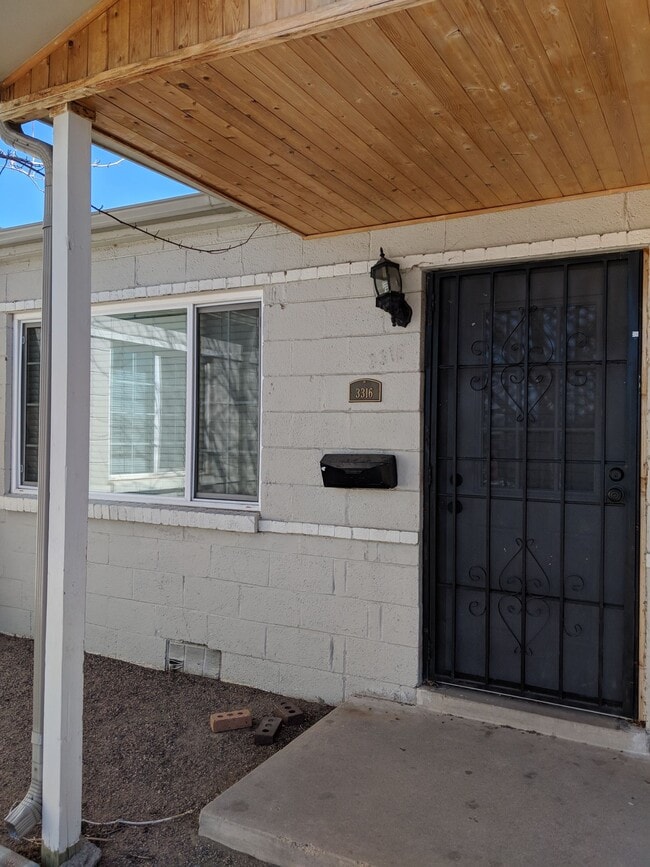 Building Photo - Mountain View 2 Bedroom 1 Bath Duplex on a Hill
