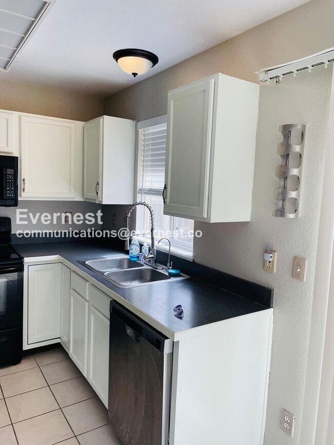 Building Photo - 3 Bed, 2 Bath Home with Fenced Yard / Available Soon!