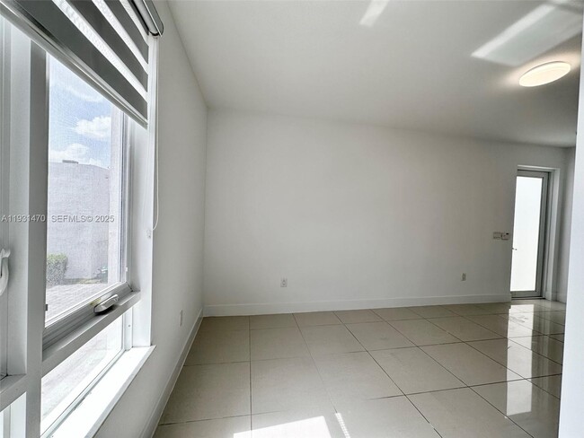 Foto del edificio - 6414 NW 104th Ct