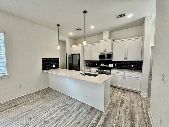 Building Photo - Modern Farmhouse montopolis